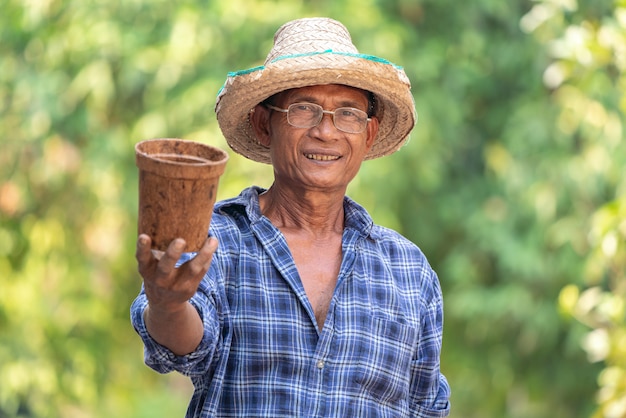 Vaso asiatico della tenuta di agricoltura dell'agricoltore.