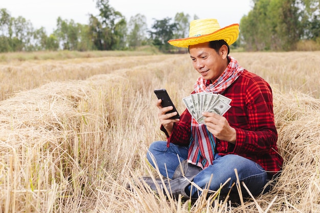 Photo asian farmer with rice stubble in the field