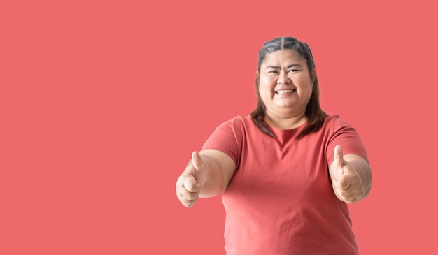 아시아 뚱뚱한 여자 뚱뚱한 여자 통통한 분홍색 배경에 고립 된 손 엄지 손가락을 보여주는 디자인 작업 빈 여유 공간에 대한 클리핑 패스