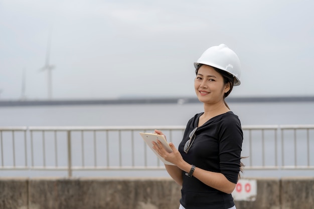 Ingegnere femminile asiatico che controlla il lavoro