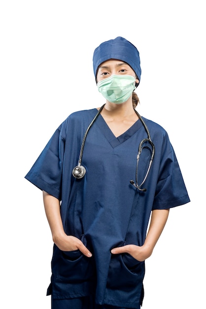 Азиатская медсестра с маской для лица и стетоскопом, изолированные на белом фоне