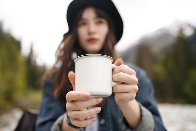 アジアの女性の若者は、あなたのマウントにミルクの泡で抹茶抹茶を飲むのが大好き