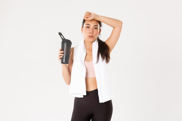 Ragazza asiatica di forma fisica in posa activewear