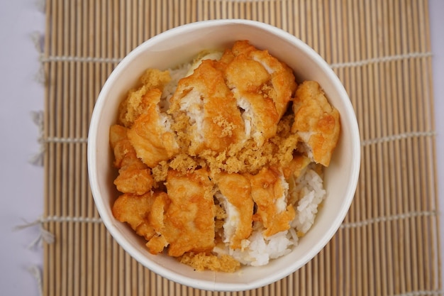 Азиатская еда, миска риса с вкусным мясом, хрустящим и пикантным