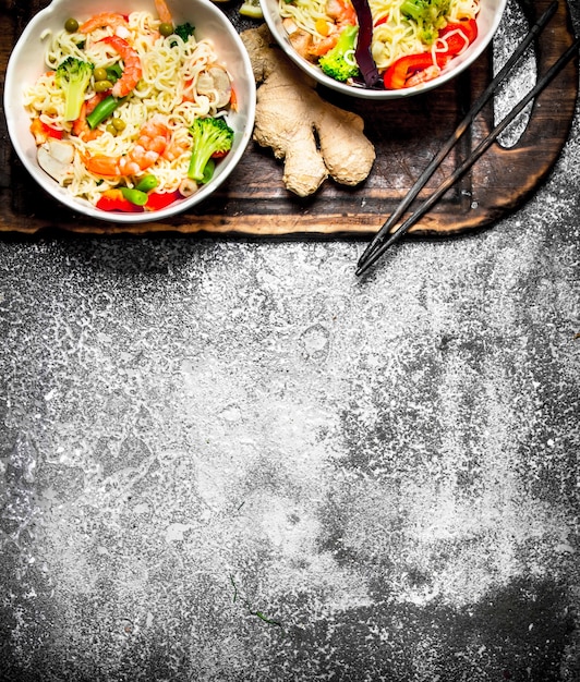 Photo asian food. chinese noodles with vegetables. on rustic background .