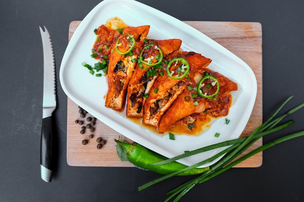 Tofu fritto cibo asiatico con funghi peperoncini piccanti verdi e cipolle verdi