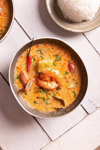 Photo asian food, spicy tom yum soup in a bowl