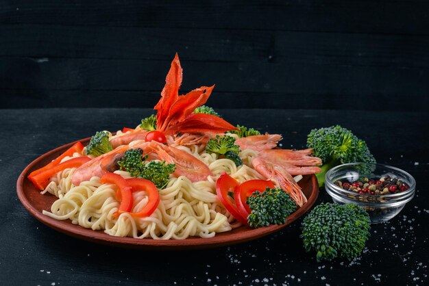 Азиатская еда с морепродуктами и овощами Креветки, брокколи, паприка, специи, вид сверху, свободное место для текста