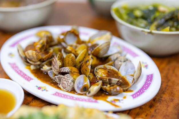 Foto piatto asiatico di vongole fritte in un ristorante