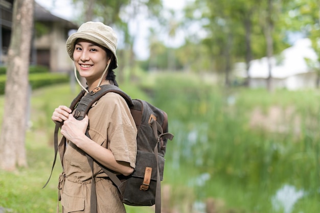 사진 자연 속의 아시아 소녀 배낭, 휴가 개념 여행에서 휴식 시간, 사진 작가 여행 관광