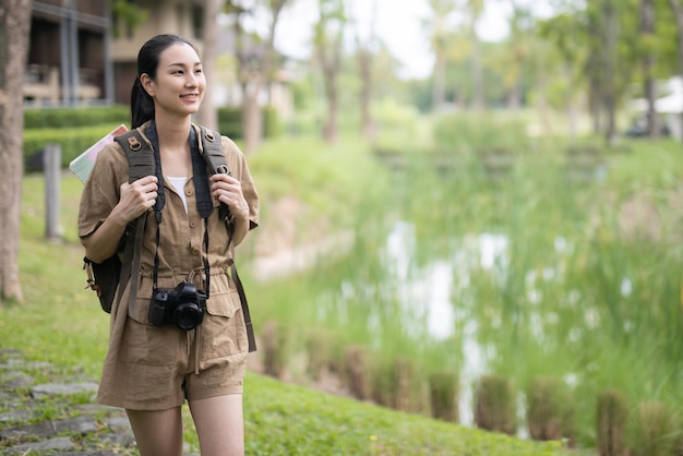 写真 自然の中でアジアの女の子のバックパック、休日のコンセプト旅行でリラックスした時間、写真家旅行観光