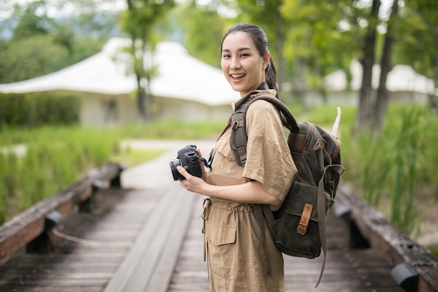 사진 자연 속의 아시아 소녀 배낭, 휴가 개념 여행에서 휴식 시간, 사진 작가 여행 관광