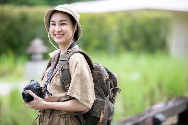 写真 自然の中でアジアの女の子のバックパック、休日のコンセプト旅行でリラックスした時間、写真家旅行観光