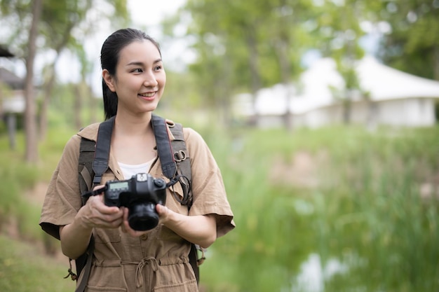 写真 自然の中でアジアの女の子のバックパックカオヤイの山々、休日のコンセプト旅行でリラックスした時間、写真