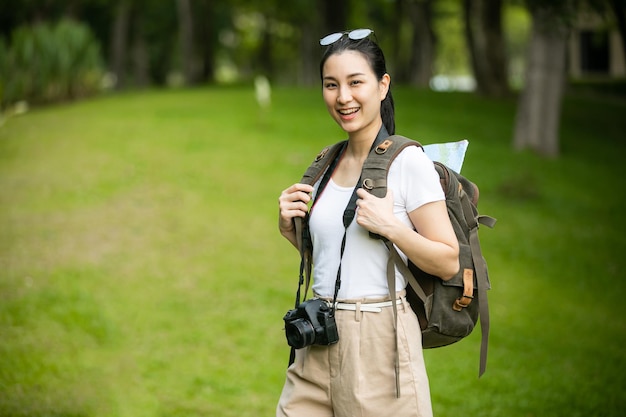 写真 自然の中でアジアの女の子のバックパックカオヤイの山々、休日のコンセプト旅行でリラックスした時間、写真