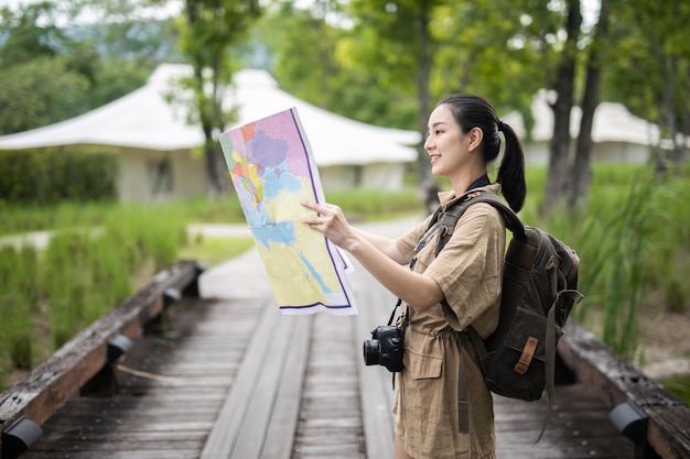 사진 카오야이(khao yai)의 자연산에 있는 아시아 소녀 배낭, 휴가 개념 여행에서 휴식 시간, 사진