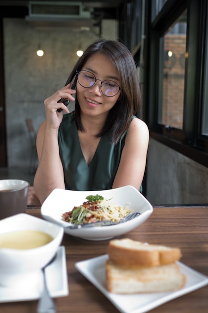 Photo asian girl calling phone