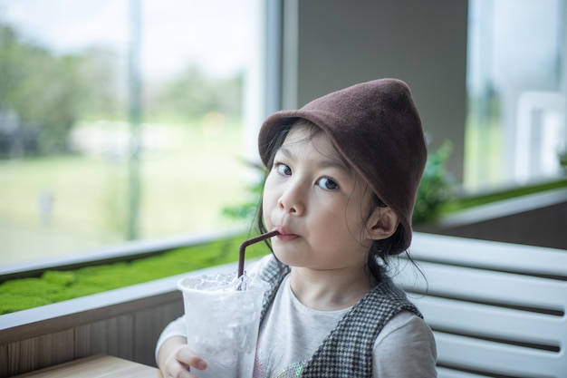 アジアの女の子はレストランで朝食や昼食のために食べ物を食べることを楽しんでいます