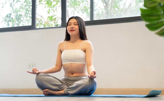 写真 自宅で運動するアジアの女の子