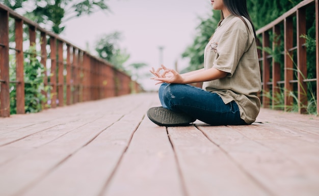 La ragazza asiatica sta meditando.