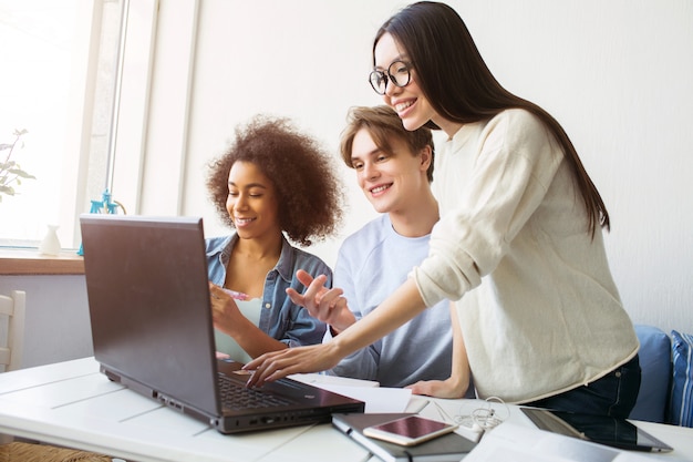 Asian girl is standing and holding her hand on the keyboard.