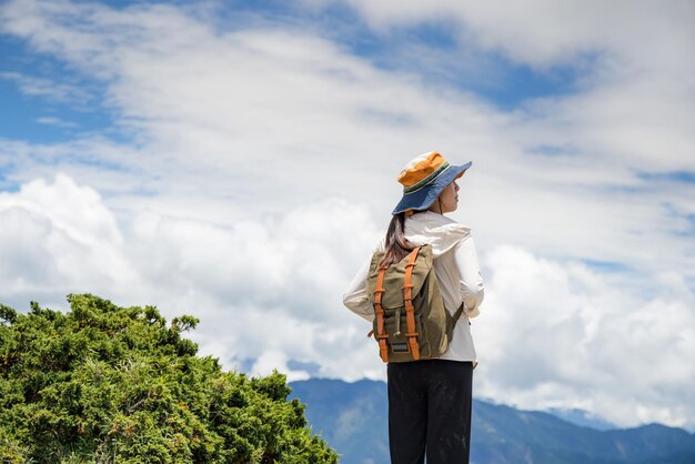 Photo asian girl on mountain peak