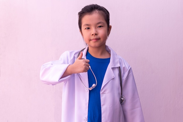 アジアの女の子が聴診器で医者を遊んで
