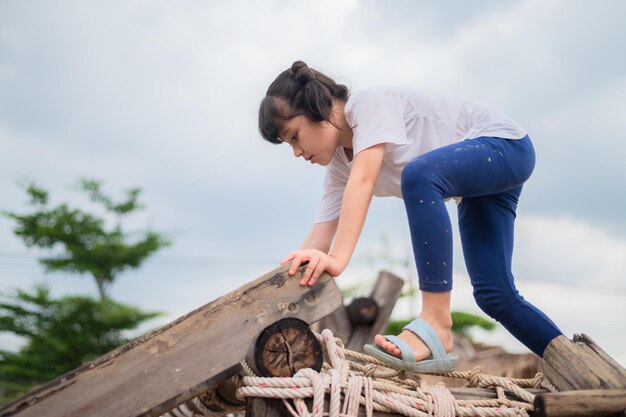 遊び場で遊ぶアジアの女の子