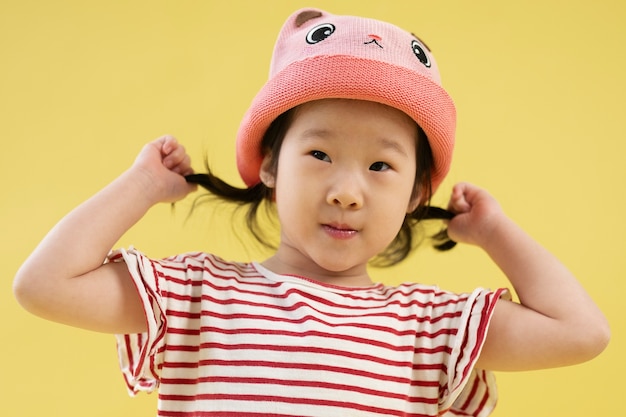 Ragazza asiatica in posa con un cappello carino