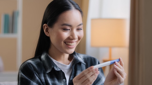 アジアの女の子, 妊娠中, 幸せ, 女の子, 驚かされた, 女性, 期待される, 将来, 母, 女性, 親, 保有物