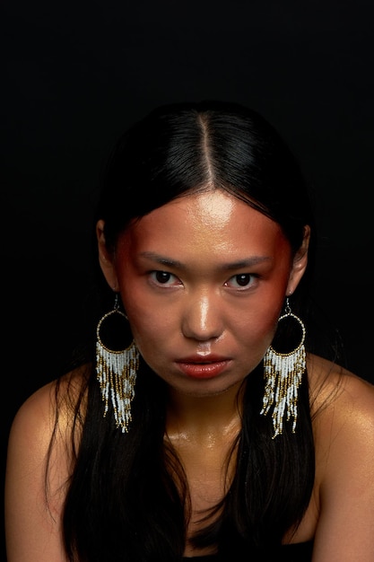 Shamanic 모티프 민족을 응시하는 아시아 소녀