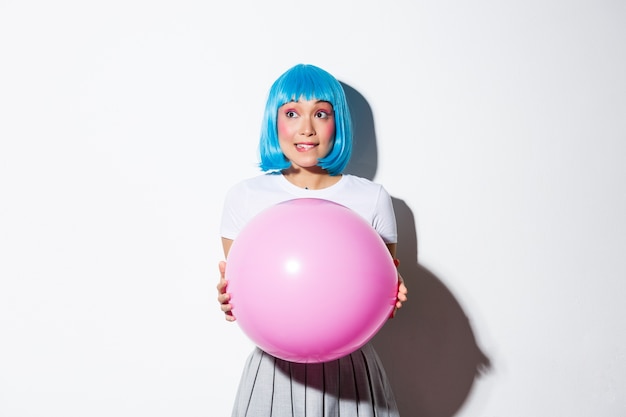 Photo asian girl wearing a blue wig posing