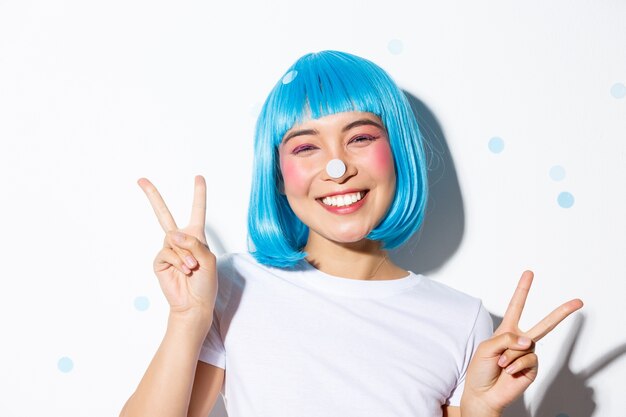 Ragazza asiatica che indossa una parrucca blu in posa
