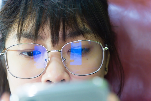 写真 アジアの女の子が眼鏡をかけています。