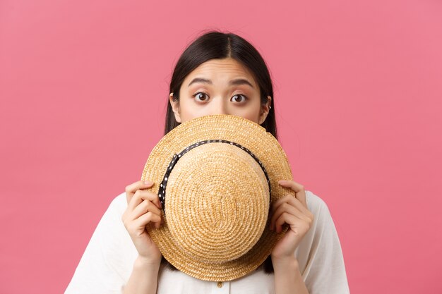 Ragazza asiatica in un vestito bianco in posa