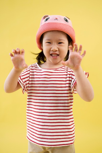 Photo asian girl with cute hat doing tiger impersonation