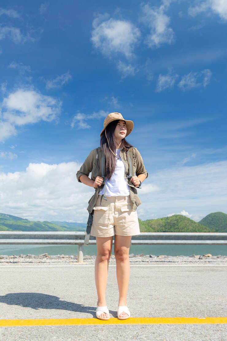 Photo 自然と湖を持つアジアの女の子アジアの女の子と美しい湖の隣に立っている湖アジアの女の子