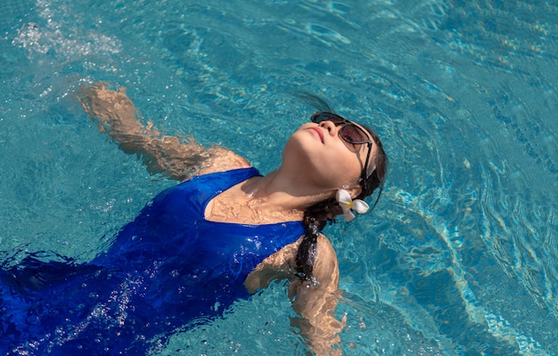 수영장에서 수영 스위트와 태양 안경 아시아 소녀