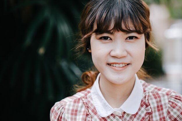 Азиатская девушка молодой подросток хипстер крупным планом голова счастливая улыбка старинные цветной тон