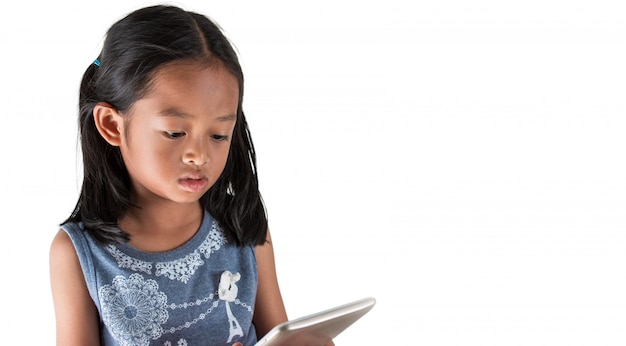 アジアの女の子はタブレット視聴エンターテイメントコンテンツを使用しています。テクノロジーについて子供たちに警告するために使用されます。