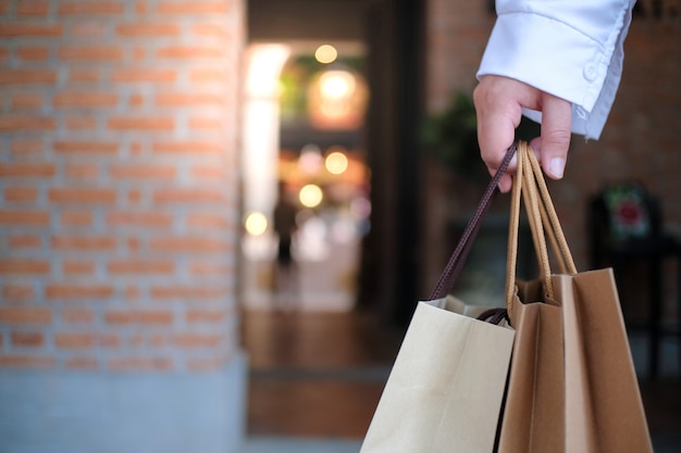 판매 쇼핑 가방을 들고 아시아 여자입니다. 쇼핑몰에서 소비 생활 개념입니다.