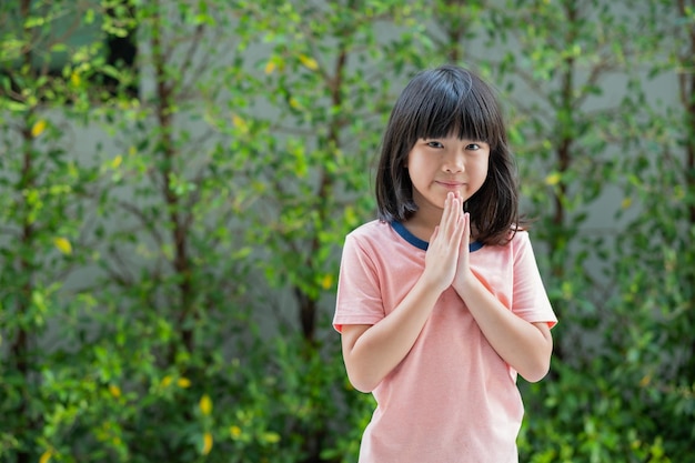 Азиатские девушки выражают уважение, тайский ребенок выражает уважение