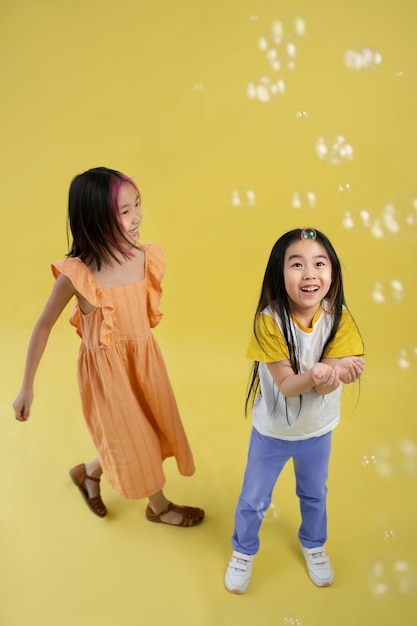 Photo asian girls playing with bubbles