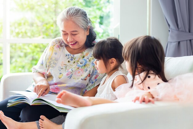 Photo asian grandmother and granddaughter in living room