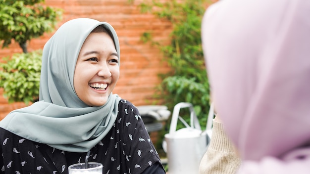 친구와 함께 카페에서 아시아 그룹 hijab 여자 smilling