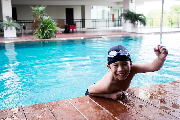 Photo asian handsome boy happy in swimming pool