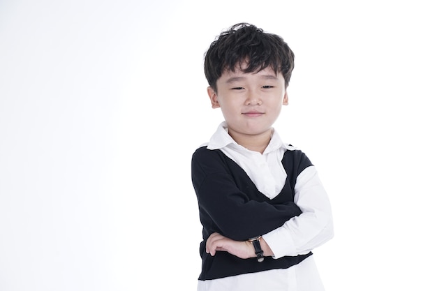Азиатский красивый мальчик с счастливой концепцией, изолированные на белом фоне