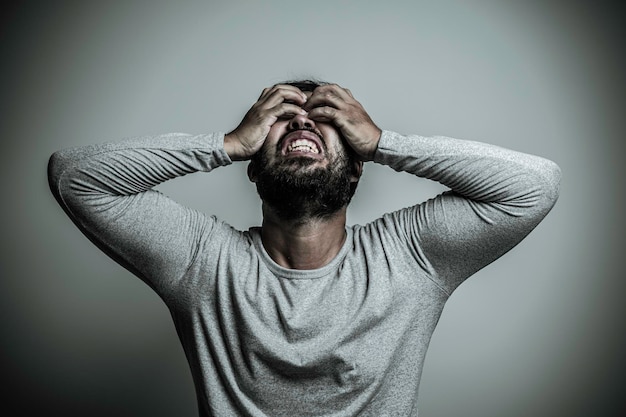 照片亚洲英俊的男人愤怒的白人backgroundportrait年轻男性压力的概念