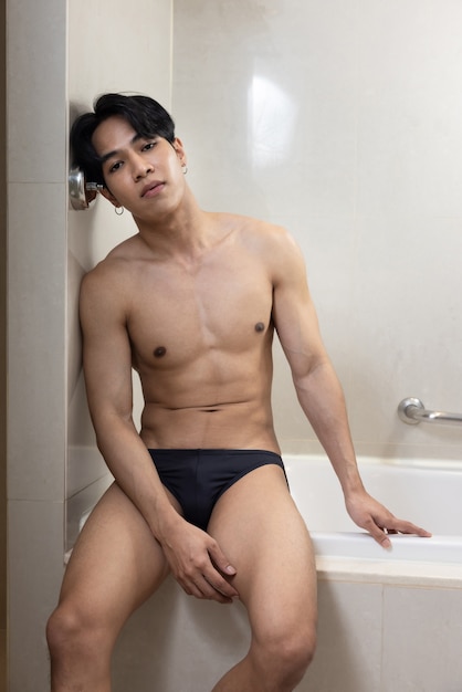 Un bell'uomo asiatico a torso nudo in camera