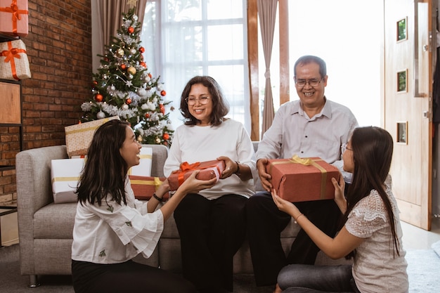 家で一緒にクリスマスを祝うアジアの幸せな家族